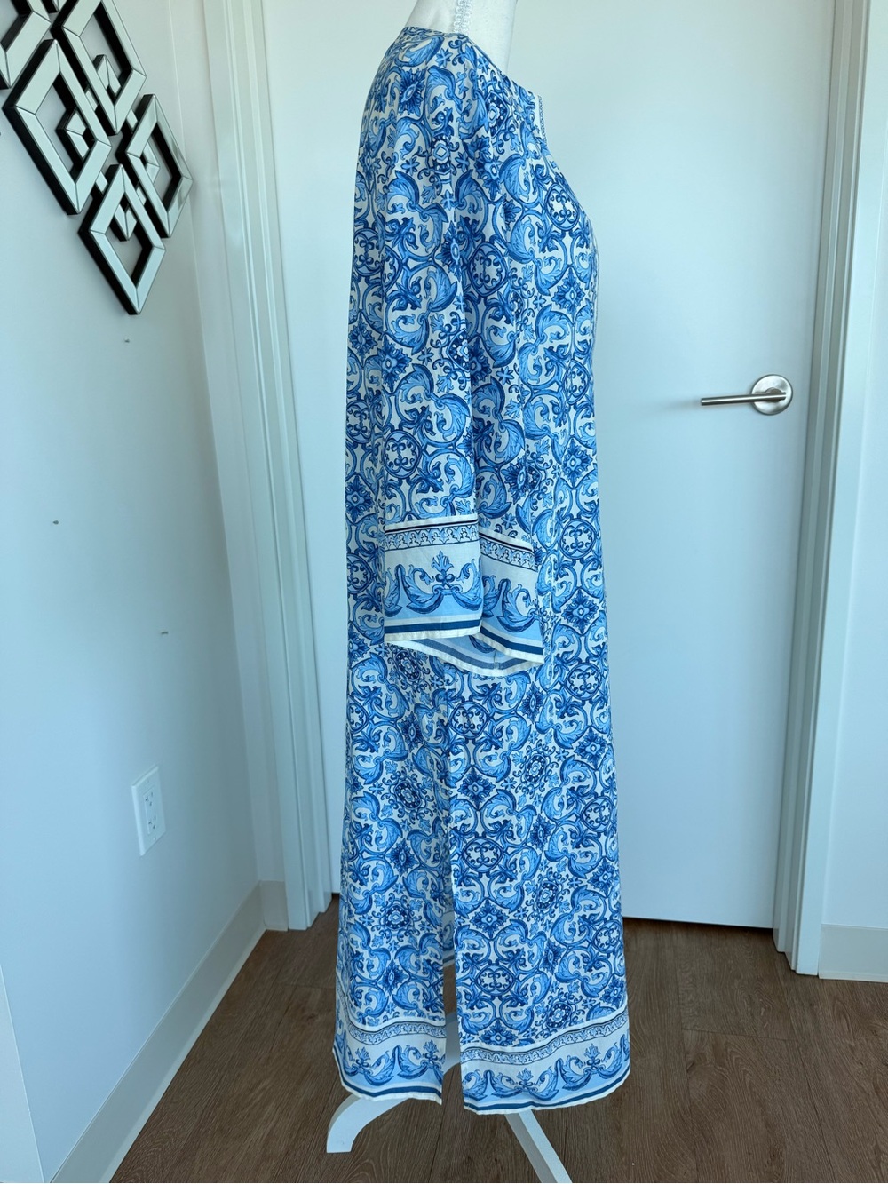 H&M Blue and White Printed V-Neck Midi Dress - Picture 4 of 12